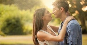 キスする時、ふと顔を右に傾ける意外な理由