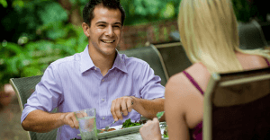 既婚者と食事へ行きたがる女性の心理 8選