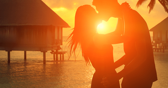 女性が抱く理想のキスのシチュエーション①：夕暮れの海