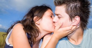 20代の女子が悶絶する、｢理想のキス｣シチュエーションTOP5